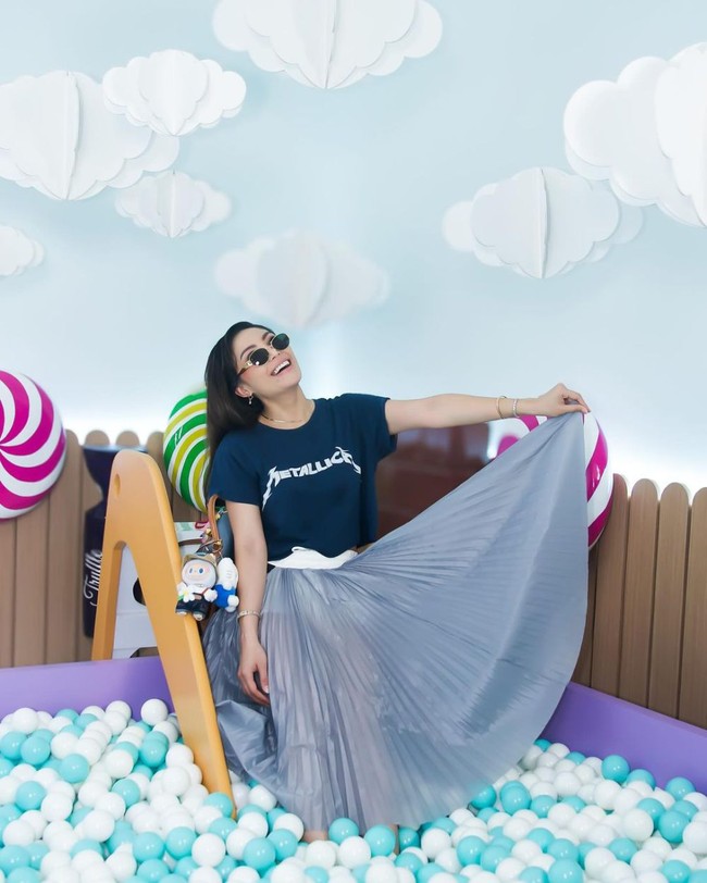 Ayu Dewi juga tak ketinggalan memamerkan gantungan tas boneka Labubu miliknya. Mirip dengan milik Ririn, boneka Labubu milik Ayu juga menggunakan topi dan baju. Foto: Instagram