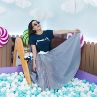 Ayu Dewi juga tak ketinggalan memamerkan gantungan tas boneka Labubu miliknya. Mirip dengan milik Ririn, boneka Labubu milik Ayu juga menggunakan topi dan baju. Foto: Instagram