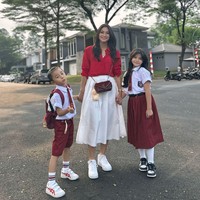 Rini Yulianti juga terlihat menggantungkan boneka Labubu di tas selempang marunnya. Boneka yang dimiliki Rini itu berwarna krem. Foto: Instagram