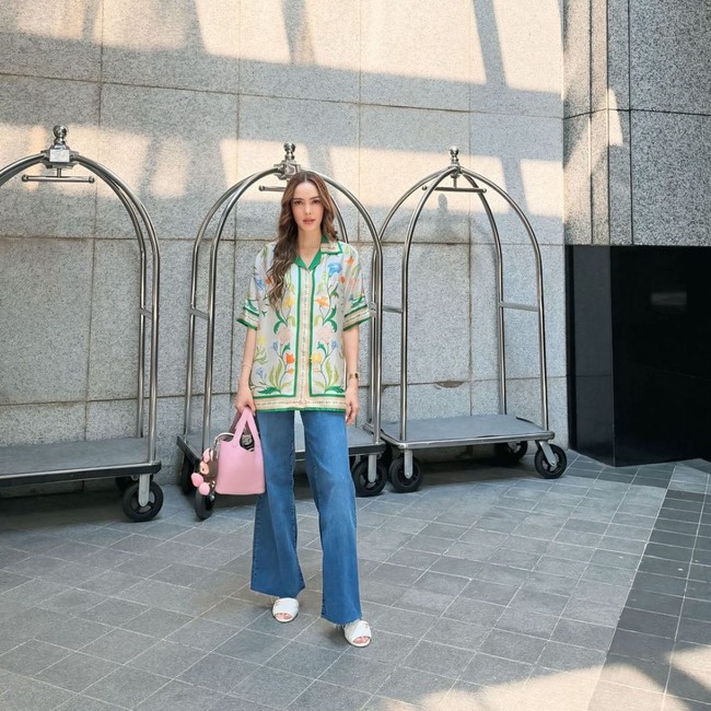 Senada dengan warna tasnya, boneka Labubu yang dimiliki Cathy Sharon berwarna pink dan coklat. Gantungan boneka Labubunya itu terlihat menggemaskan dan lucu. Foto: Instagram