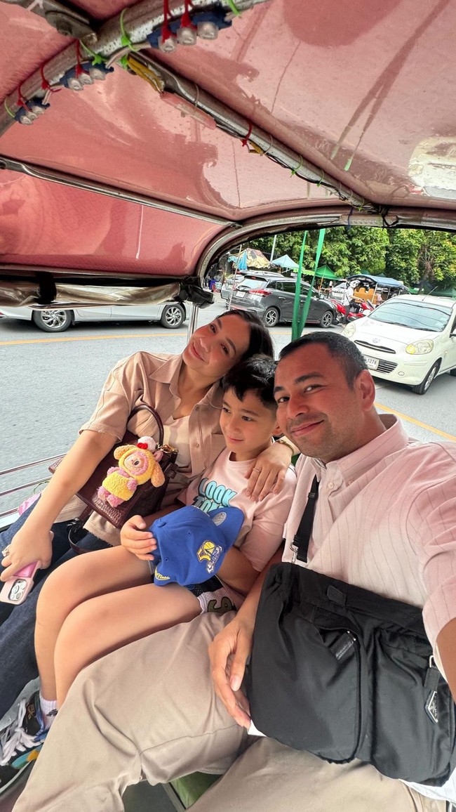 Ketika sedang liburan bersama keluarga, Nagita Slavina juga terlihat menggantungkan boneka Labubu di tasnya. Boneka Labubu yang dimikiki Nagita itu tampak didandani dengan busana berwarna kuning dan pink. Foto: Instagram