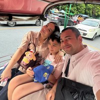 Ketika sedang liburan bersama keluarga, Nagita Slavina juga terlihat menggantungkan boneka Labubu di tasnya. Boneka Labubu yang dimikiki Nagita itu tampak didandani dengan busana berwarna kuning dan pink. Foto: Instagram