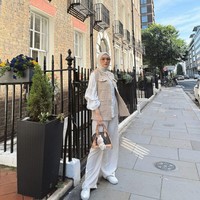 Gantungan tas viral boneka Labubu belakangan tengah banyak digandrungi masyarakat RI. Bahkan banyak yang rela mengantre panjang di depan toko Pop Mart mal Gandaria City demi memperoleh boneka tersebut. Tak hanya masyarakat biasa, para artis pun terlihat mengikuti tren dengan menggantungkan boneka viral tersebut pada tasnya, seperti Citra Kirana. Foto: Instagram