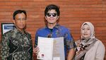 Senyum Semringah Atta Halilintar Dapat Ijazah SMA di Usia 29 Tahun
