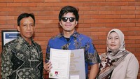 Atta Halilintar menebar senyuman bahagia usai bisa mendapatkan ijazah SMA di usia 29 tahun. Foto: instagram Atta Halilintar