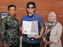 Senyum Semringah Atta Halilintar Dapat Ijazah SMA di Usia 29 Tahun