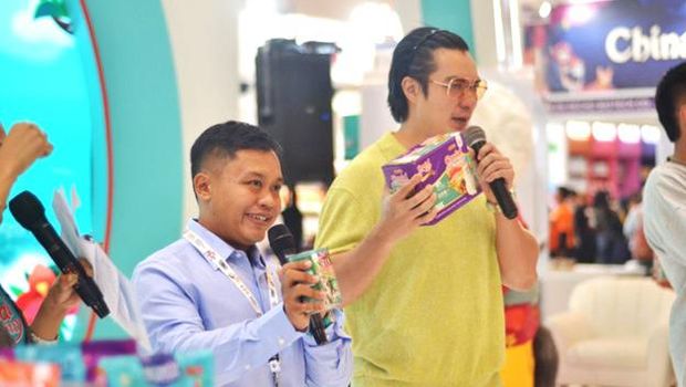 Baim Wong saat menghadiri acara produk makanan hewan.