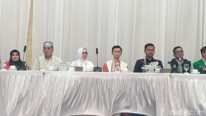 Bakal pasangan calon wali kota dan wakil wali kota Makassar Indira Jusuf Ismail-Ilham Ari Fauzi mengumumkan tim kemenangannya di Jalan Amirullah, Rabu (18/9/2024).