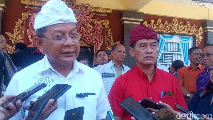 Bakal paslon Nyoman Sutjidra-Gede Supriatna seusai menghadiri diskusi bersama calon bupati dan wakil bupati Buleleng yang diselenggarakan oleh BEM Universitas Panji Sakti, Rabu (18/9/2024). (Foto: Made Wijaya Kusuma/detikBali)