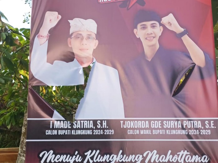 Baliho paslon Satriya yang tampak robek diduga dirusak OTK, Rabu (18/9/2024). (foto : istimewa / Harthawan).
