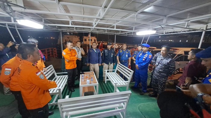 Basarnas Banten evakuasi 3 wn Inggris di perairan Selat Sunda.