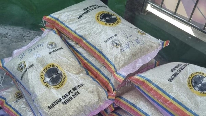 Beras CSR PT Smelting yang dinilai masyakarat tidak layak konsumsi.