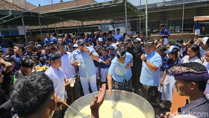 Bobon Santoso memasak bersama calon gubernur Bali I Made Muliawan Arya alias De Gadjah dan paslon bupati I Ketut Juliarta dan Made Wijaya di Desa Gunaksa, Kecamatan Dawan, Klungkung, Bali, Rabu (18/9/2024). (I Putu Budikrista Artawan/detikBali)