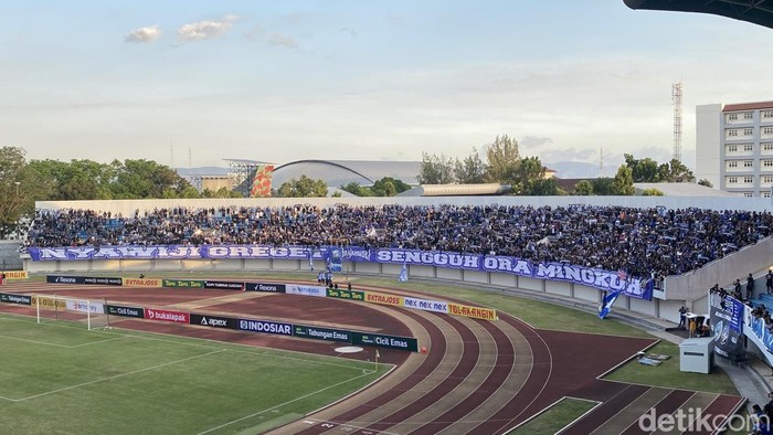 Brajamusti saat mendukung PSIM Jogja lawan Adhyaksa Farmel FC di Stadion Mandala Krida, Kota Jogja, Minggu (15/9/2024).