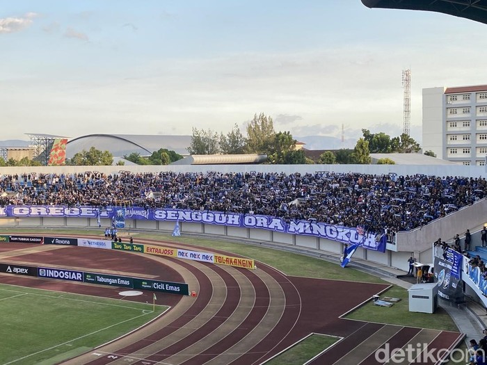 Brajamusti saat mendukung PSIM Jogja lawan Adhyaksa Farmel FC di Stadion Mandala Krida, Kota Jogja, Minggu (15/9/2024).