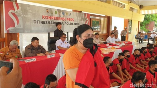 Bule AS pemesan obat terlarang saat menginap di vila Lombok Tengah ditangkap, Rabu (18/9/2024). (Ahmad Viqi/detikBali)