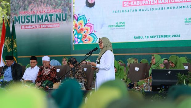Bupati Ipuk Fiestiandani saat menghadiri pelantikan pengurus Muslimat NU se-Banyuwangi.
