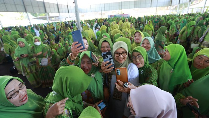 Bupati Ipuk Fiestiandani saat menghadiri pelantikan pengurus Muslimat NU se-Banyuwangi.