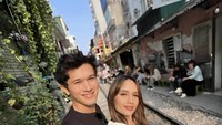 Cinta mengaku cukup sulit beradu akting dengan kekasihnya. Menurutnya membangun hubungan di dunia nyata dan di dalam dunia akting sangat berbeda. Foto: Instagram @claurakiehl