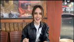 Cantiknya Cinta Laura Saat Masak dan Kulineran di Luar Negeri