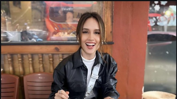 Cantiknya Cinta Laura Saat Masak dan Kulineran di Luar Negeri