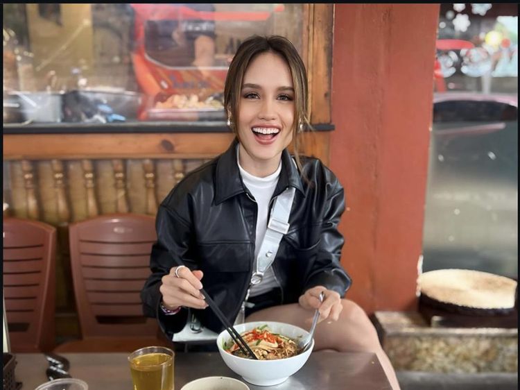 Cantiknya Cinta Laura Saat Masak dan Kulineran di Luar Negeri