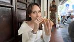 Cantiknya Cinta Laura Saat Masak dan Kulineran di Luar Negeri