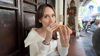 Pemain film ‘Oh Baby’ itu juga jajan hidangan khas Vietnam lainnya, yaitu Banh mi. Biasanya roti baguete khas ini diisi dengan daging sapi atau ayam, daun ketumbar, acar, dan sayuran lainnya.  Foto: Instagram @claurakiehl