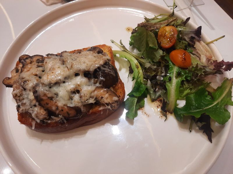 Menu makanan di Cat & the Fiddle.