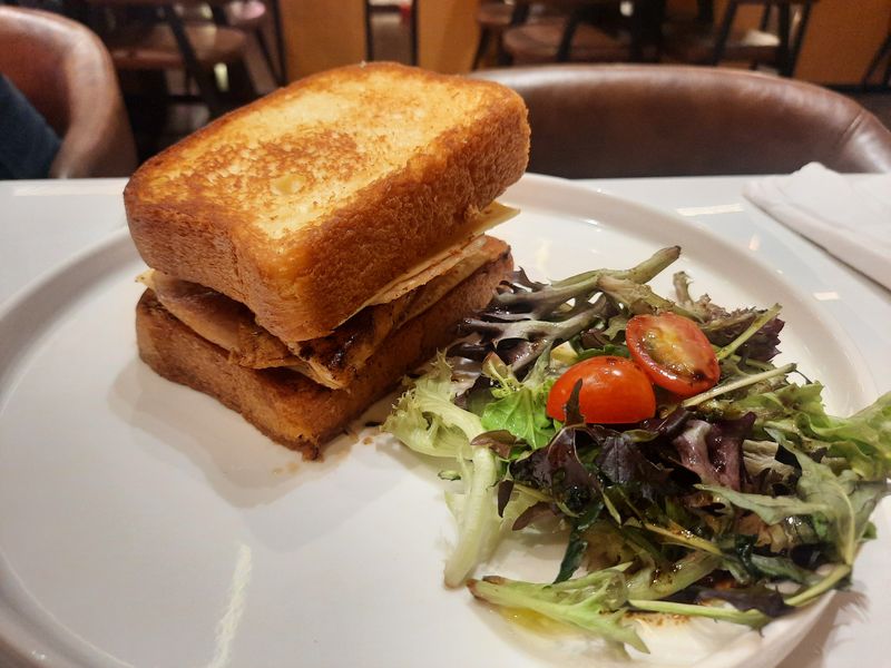 Menu makanan di Cat & the Fiddle.