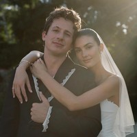 Charlie Puth telah resmi meminang wanita pujaannya, Brooke Sansone, dalam prosesi pernikahannya yang digelar meriah di rumah penyanyi AS tersebut. Dilaporkan bahwa keduanya sudah jadi pasangan suami istri sejak 7 September lalu. Foto: Instagram