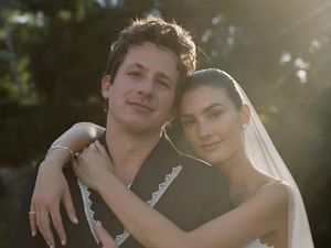 Inspirasi Dekorasi Pernikahan Charlie Puth yang Simple Elegan, Digelar di Rumah