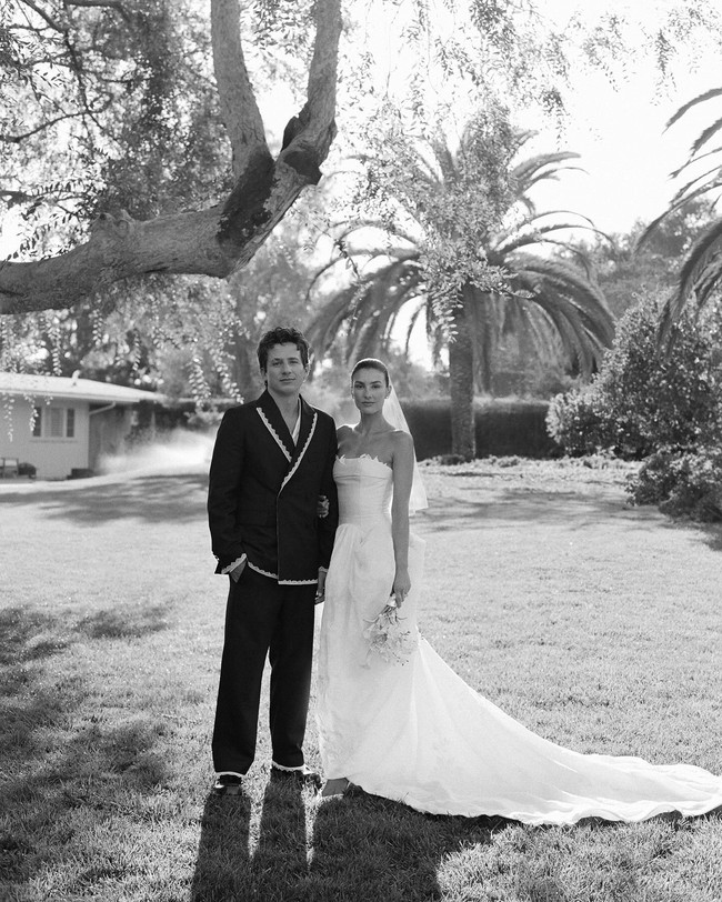 “Kami memilih rumah keluarga Puth karena kami tahu Montecito adalah pemandangan yang sempurna. Aku ingin pernikahan kami untuk menyatukan tradisi dan modern yang tidak konvensional. Aku ingin semua detailnya terasa relaks tapi sempurna, benar-benar dikurasi,” kata Brooke dilansir Vogue.Foto: Instagram