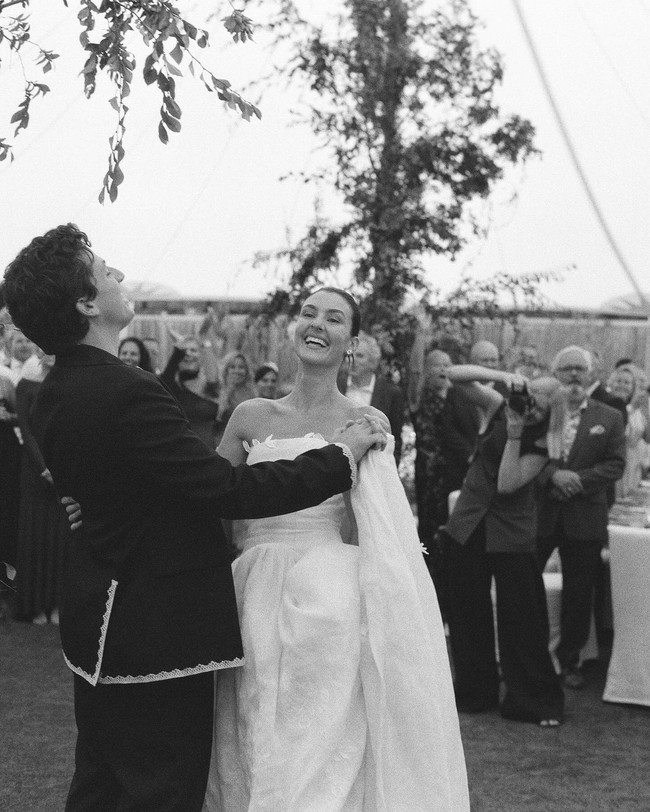 Dalam video yang diunggah, Charlie terlihat menangis ketika melihat mempelainya dan membacakan janji setianya kepada Brooke. Saat akad pernikahan, pelantun ‘Attention’ tersebut memakai jas hitam dengan aksen garis renda.Foto: Instagram