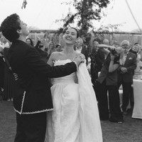 Dalam video yang diunggah, Charlie terlihat menangis ketika melihat mempelainya dan membacakan janji setianya kepada Brooke. Saat akad pernikahan, pelantun ‘Attention’ tersebut memakai jas hitam dengan aksen garis renda.Foto: Instagram