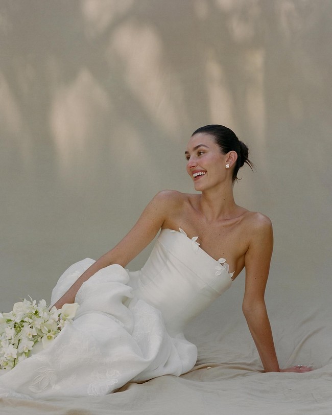 Sedangkan pengantin wanita terlihat menawan dengan gaun putih strapless. yang klasik sesuai dengan impiannya. Wanita itu memang menginginkan pernikahan yang tradisional. Foto: Instagram