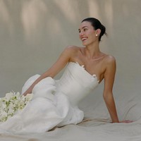 Sedangkan pengantin wanita terlihat menawan dengan gaun putih strapless. yang klasik sesuai dengan impiannya. Wanita itu memang menginginkan pernikahan yang tradisional. Foto: Instagram