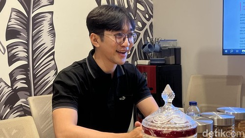 Communications Manager inDrive Indonesia Wahyu Ramadhan saat mengunjungi kantor detikBali di Jalan Cok Agung Tresna, Renon, Denpasar, Rabu (18/9/2024). (Foto: Ida Bagus Putu Mahendra/detikBali)