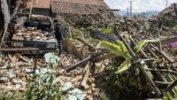 Warga membersihkan puing rumah yang runtuh pascagempa bumi di Desa Cibeureum, Kertasari, Kabupaten Bandung, Jawa Barat, Rabu (18/9/2024).  