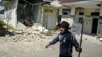 Relawan memindahkan alat medis dari puskesmas pascagempa bumi di Desa Cibeureum, Kertasari, Kabupaten Bandung, Jawa Barat, Rabu (18/9/2024).  