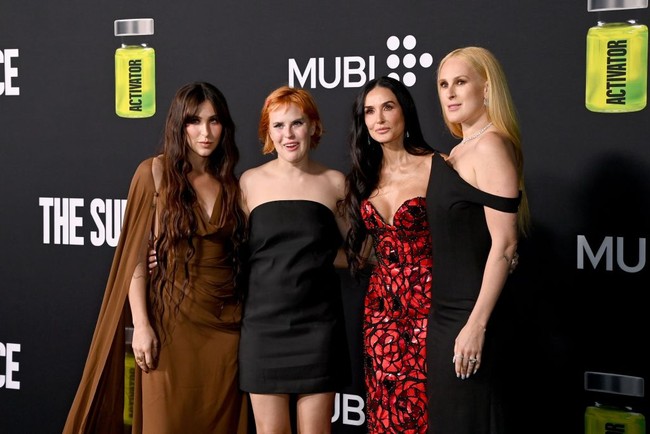 Tiga putri Demi Moore, Rumer, Scout dan Tallulah juga tak kalah memesonanya dengan sang ibu. Ketiganya memilih menggunakan busana dalam warna netral agar ibu mereka, Demi Moore terlihat paling menonjol saat berpose bersama. Foto: FilmMagic/Lila Seeley