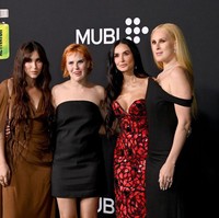 Tiga putri Demi Moore, Rumer, Scout dan Tallulah juga tak kalah memesonanya dengan sang ibu. Ketiganya memilih menggunakan busana dalam warna netral agar ibu mereka, Demi Moore terlihat paling menonjol saat berpose bersama. Foto: FilmMagic/Lila Seeley