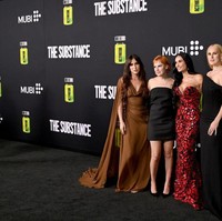 Scout dan Tallulah masing-masing berusia 33 dan 31 tahun. Pengakuan ini muncul saat Rumer membahas kebiasaannya tidur bersama putrinya yang berusia 23 bulan, Louetta. Ia berharap Lou tetap nyaman tidur bersamanya seiring bertambahnya usia. “Saya sendiri masih tidur bersama ibu saya,” ujarnya. (Foto: FilmMagic/Lila Seeley)