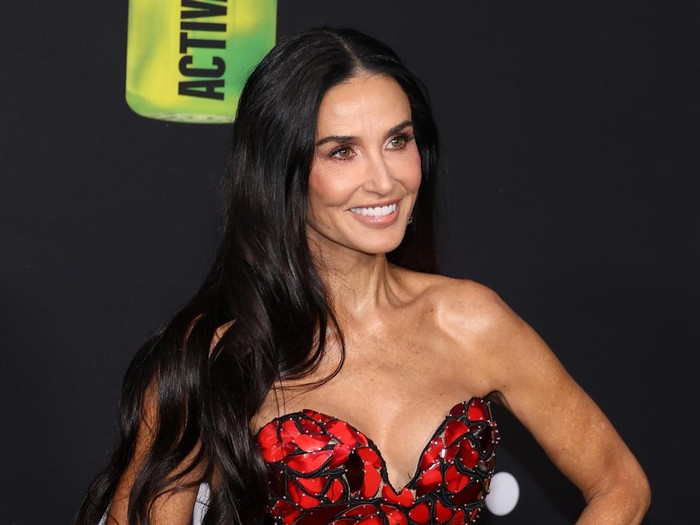 Demi Moore menghadiri premier film terbarunya The Substance bersama tiga putrinya, 
Scout LaRue Willis, Tallulah Willis, dan Rumer Willis.