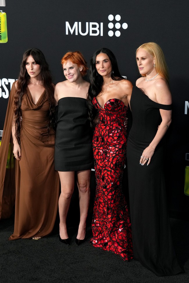 “Kami masih mandi bersama, saya dan kedua saudara perempuan saya,” ungkap Rumer dalam podcast ‘What in the Winkler?!’ pada Selasa (2/4/2025), seperti dikutip PageSix. Aktris berusia 36 tahun itu menjelaskan bahwa kebiasaan tersebut sudah menjadi bagian dari cara ia dibesarkan. “Orang mungkin menganggapnya aneh, tapi saya tidak,” tambahnya. (Foto: FilmMagic/Lila Seeley)