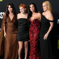 “Kami masih mandi bersama, saya dan kedua saudara perempuan saya,” ungkap Rumer dalam podcast ‘What in the Winkler?!’ pada Selasa (2/4/2025), seperti dikutip PageSix. Aktris berusia 36 tahun itu menjelaskan bahwa kebiasaan tersebut sudah menjadi bagian dari cara ia dibesarkan. “Orang mungkin menganggapnya aneh, tapi saya tidak,” tambahnya. (Foto: FilmMagic/Lila Seeley)