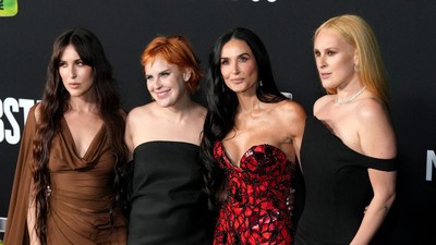 7 Foto Momen Langka Demi Moore Bersama 3 Putrinya, Ibu dan Anak bak Bestie