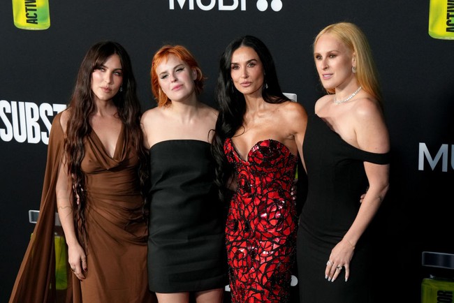 Rumer, Scout dan Tallulah Willis merupakan putri Demi Moore dari pernikahannya dengan aktor Bruce Willis. Saat ini ketiganya sudah berusia di atas 30 tahun, Rumer 36 tahun, Scout 33 tahun dan Tallullah 30 tahun. Foto: FilmMagic/Lila Seeley