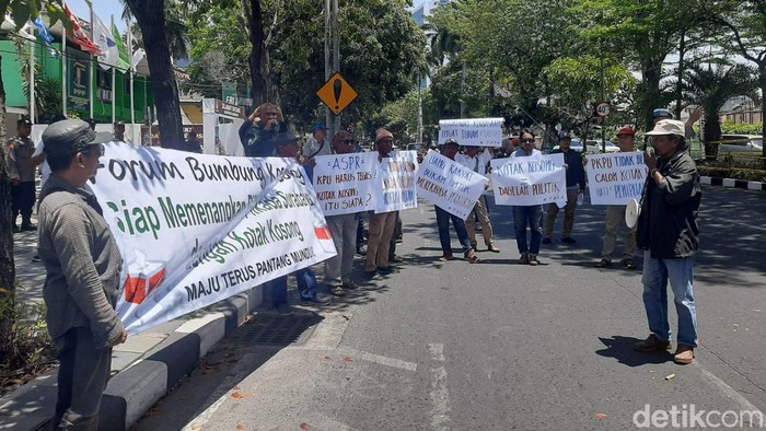 Demo di KPU Surabaya.
