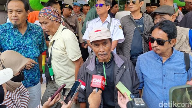 Demo di KPU Surabaya.